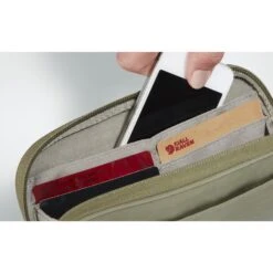 FJÄLLRÄVEN Fjällräven Kanken Travel Portemonnee - Royal Purple 11 FJÄLLRÄVEN Fjällräven Kanken Travel Portemonnee - Royal Purple -Fjällräven fjaellraeven kanken travel wallet royal purple 3 1337427 1