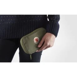 FJÄLLRÄVEN Fjällräven Kanken Travel Portemonnee - Ox Red 12 FJÄLLRÄVEN Fjällräven Kanken Travel Portemonnee - Ox Red -Fjällräven fjaellraeven kanken travel wallet royal purple 5 1337425