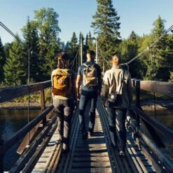 FJÄLLRÄVEN Fjällräven Kånken Sling Schoudertas 2.5L - Light Oak 29 FJÄLLRÄVEN Fjällräven Kånken Sling Schoudertas 2.5L - Light Oak -Fjällräven fjaellraeven oevik women t shirt chalk white 1 1130803